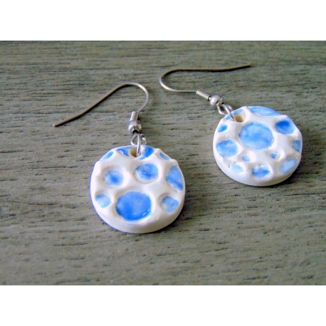 Boucles d'oreilles céramique blanches à pois bleu