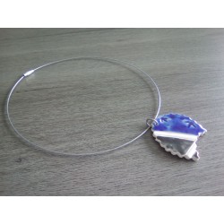 Collier céramique faïence bleu blanc sur acier inoxydable.