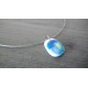 Pendentif bleu et blanc avec effet dichroic en verre fusing création artisanale vendée