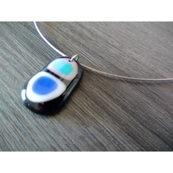 collier de verre fusing noir blanc bleu et rose dichroïc