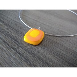 Pendentif femme verre fusing jaune et orange créatrice vendée