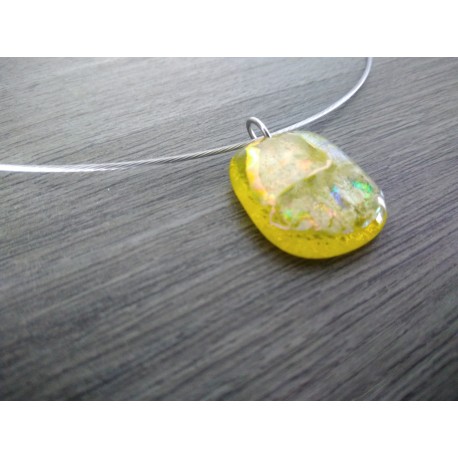 Pendentif jaune dichroic à reflet en verre fusing création artisanale vendée