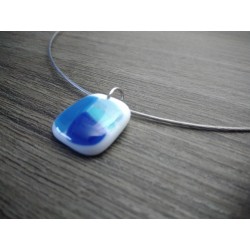 Blue and white pendant with dichroic effect in fusing glass craft creation vendée