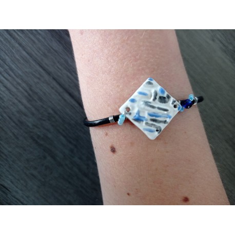 Bracelet bleu, blanc et noir faïence artisanale sur cuir noir et acier inoxydable made in france vendée