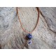 Collier perle bleu et trèfle porte bonheur céramique sur tour de cou d'acier inoxydable.