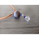 Collier perle bleu foncé céramique sur tour de cou d'acier inoxydable.