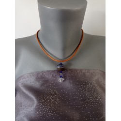 Collier perle bleu foncé céramique sur tour de cou d'acier inoxydable.