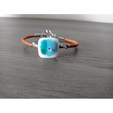 Bracelet bleu vert blanc verre artisanale sur cuir marron et acier inoxydable made in france vendée