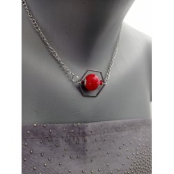 Collier perle rouge nid d'abeille céramique sur chaine d'acier inoxydable.