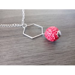 Collier perle rouge nid d'abeille céramique sur chaine d'acier inoxydable.