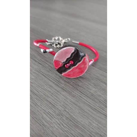 Bracelet rouge rose faïence noir artisanale sur cuir et acier inoxydable made in france vendée