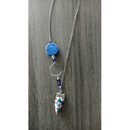 Collier bleu nid d'abeille céramique sur chaine d'acier inoxydable.