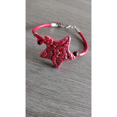 Bracelet rouge et noir étoile faïence artisanale sur cuir et acier inoxydable made in france vendée