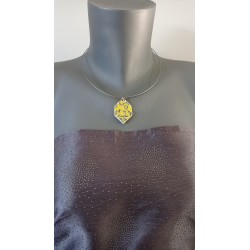 Pendentif en terre blanche émaillé noir jaune arabesques 