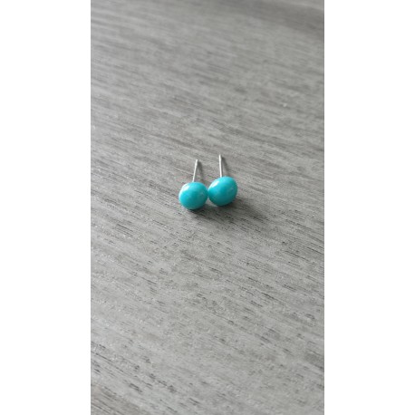 Boucles d'oreilles puce verre fusing bleu.