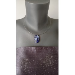 Pendentif femme en verre fusing millefiori coloris bleu foncé créatrice bijoux artisanaux vendée