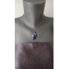 Pendentif femme en verre fusing millefiori coloris bleu foncé créatrice bijoux artisanaux vendée