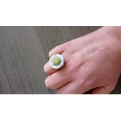 Ring green and white earthenware flower