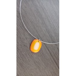 Pendentif femme verre fusing orange crème créatrice vendée