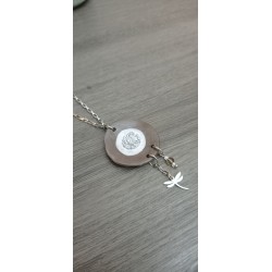 Pendentif floral en terre noir émaillé blanc