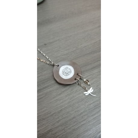 Pendentif en terre noir émaillé blanc