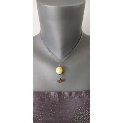 Collier perle jaune et bleu céramique sur chaine d'acier inoxydable.
