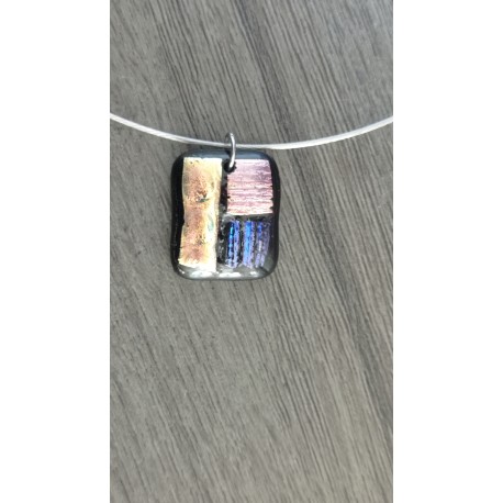 Pendentif noir effet dichroic en verre fusing création artisanale vendée
