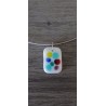 Pendentif blanc et multicolor en verre fusing création artisanale vendée