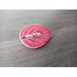 Broche feuille d'arbre rose en faïence artisanale sur acier inoxydable made in france vendée