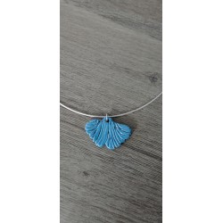 Collier ginko biloba en faïence sur tour de cou d'acier inoxydable.