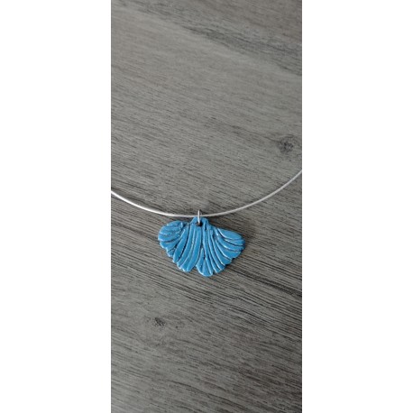 Collier ginko biloba en faïence sur tour de cou d'acier inoxydable.