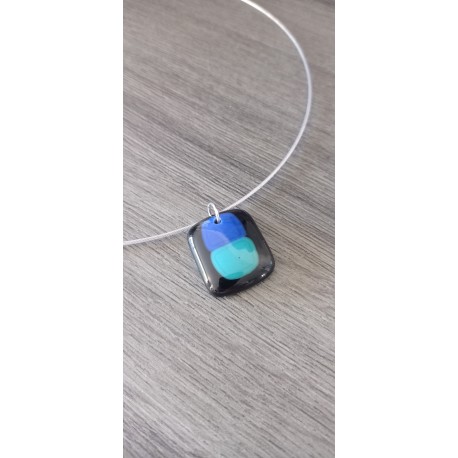 collier de verre fusing noir blanc bleu et rose dichroïc